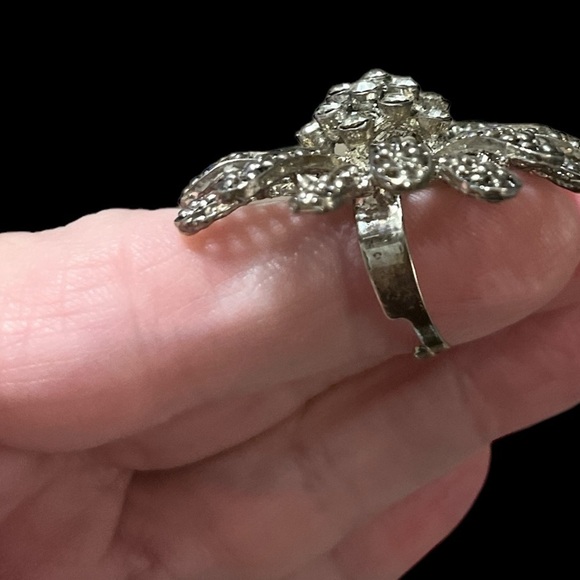 RING!💍 Beautiful Costume Ring🩶🤍 - Picture 2 of 3